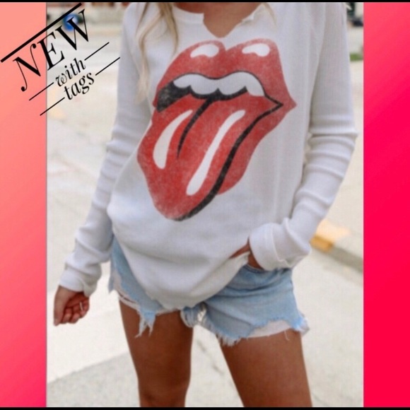 Tops - SOLD 👄Tee/Med